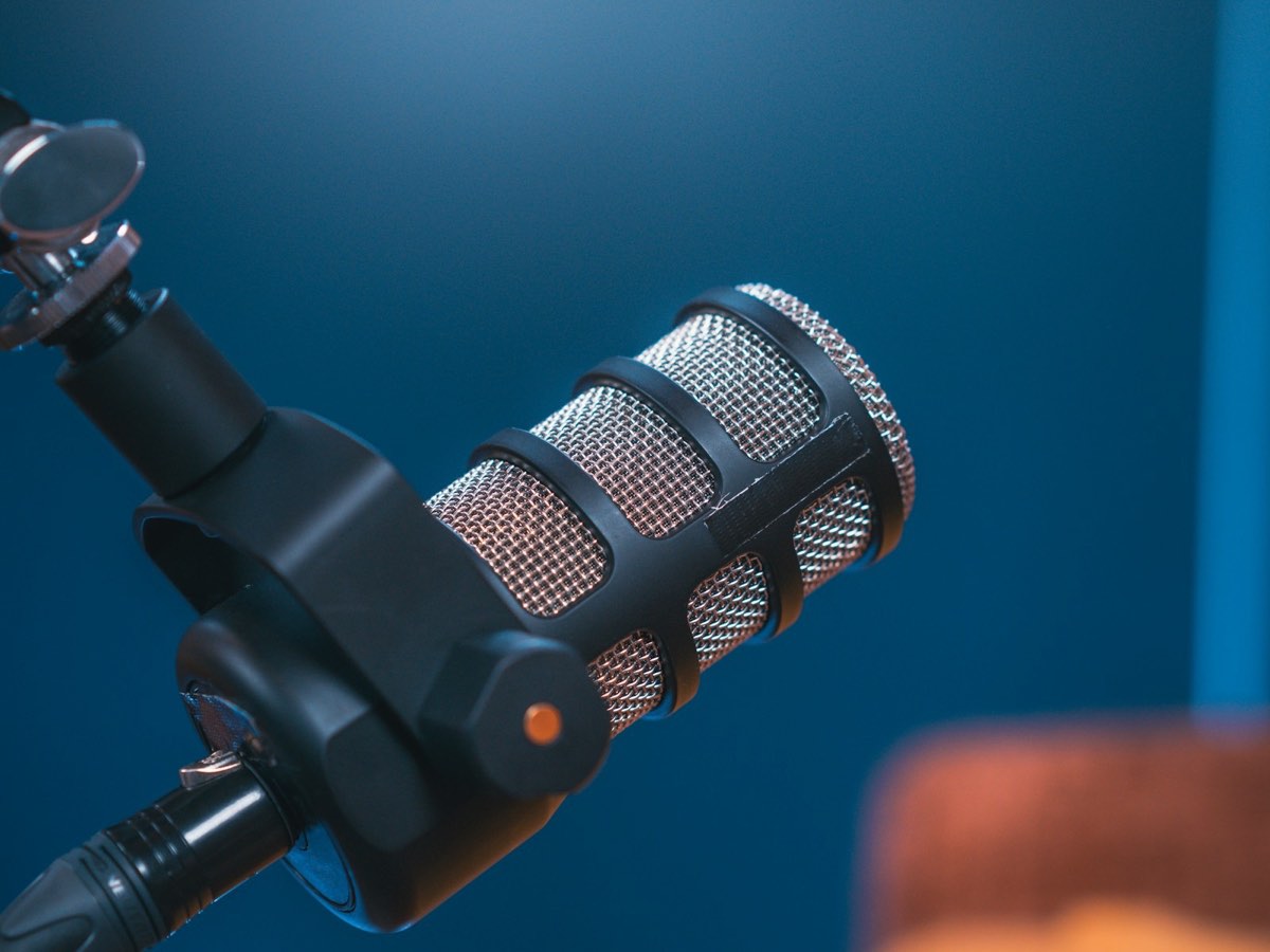 Micrófono de podcast montado en un brazo articulado