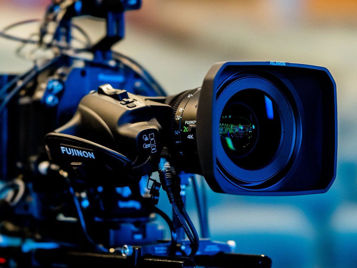 Primer plano de una cámara de video profesional